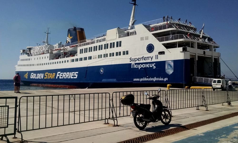 Τήνος: Η τελευταία «υπόκλιση» του Super Ferry ΙΙ στη Μεγαλόχαρη – Τέλος μιας ολόκληρης εποχής